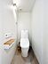トイレ：明るく清潔感のあるトイレです。  