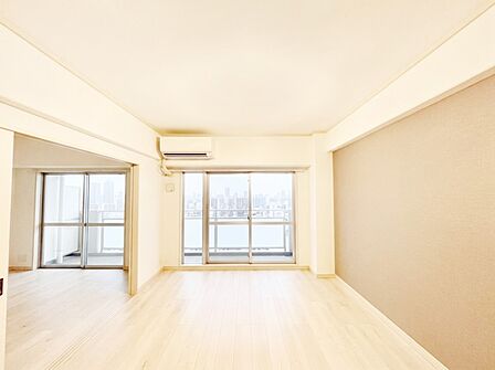 明るい陽光が注ぎ、寛ぎの雰囲気に満たされるリビングダイニング　※CG加工後