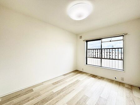 窓からのやさしい光が心地よいプライベートルーム