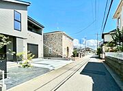 前面道路はきちんと整備されています  