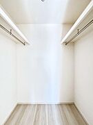 ウォークインクローゼット付きで生活空間を広く利用できます。
