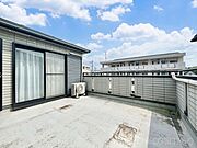 ゆったりバルコニーだから沢山お洗濯ものを干せます。