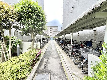駐輪場は屋根付き