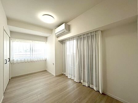 2面採光の洋室。窓から入り込む陽光がお部屋全体を優しく包み込みます!