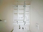 三面鏡の裏に、化粧品や衛生用品などを収納可能。洗面台をすっきりと保ちます！