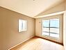 室内：バルコニーから入り込む明るい陽光！心地のよいプライベートルームです