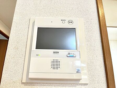 訪問者が一目でわかる安心のTVモニター付きインターホン。