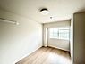 子供部屋：窓からのやさしい光が心地よいプライベートルーム