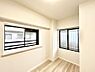 子供部屋：2面採光の洋室。窓から入り込む陽光がお部屋全体を優しく包み込みます！