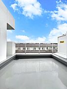 広々ルーフバルコニー！お庭感覚でガーデニングを楽しんだりできますね！
