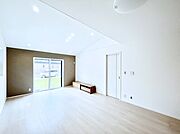 アクセントクロスがお洒落なＬＤＫ。家族でのんびりくつろげる広々スペース。