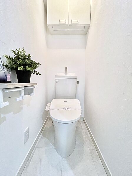 明るく清潔感のあるトイレです。