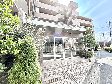 外観 綺麗なエントランスは、居住者を優しく迎えいれてくれます