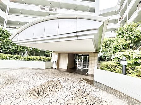 落ち着いた雰囲気のエントランス
