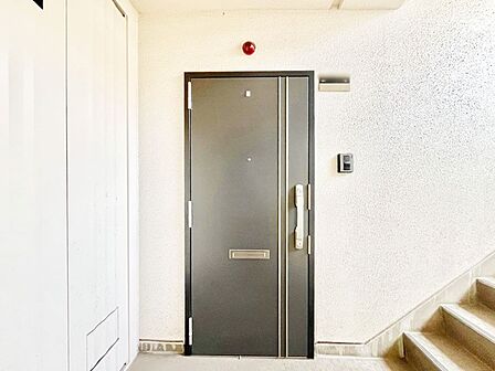 シンプルで落ち着いた雰囲気の玄関でご家族やお客様をお出迎え！