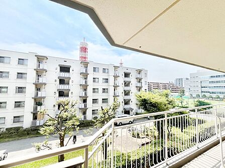 心地よい風を感じながらお洗濯物が干せそうなバルコニー！