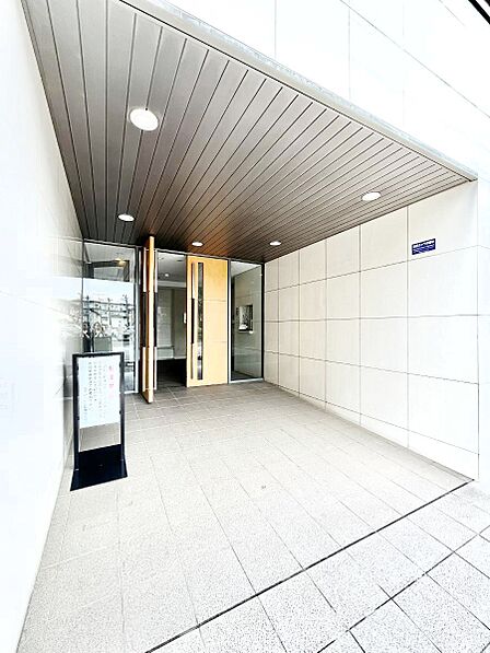 住居者や来訪者を気持ちよくお出迎え!落ち着いた雰囲気のエントランス。