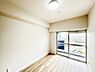 室内：バルコニーからたっぷり入ってくる陽光がお部屋全体を優しく包み込みます！