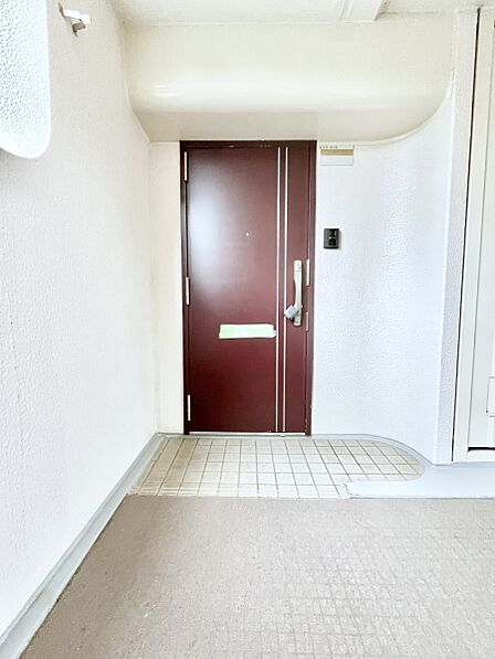 シンプルで落ち着いた雰囲気の玄関周り  