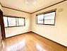 室内：2面採光の洋室。窓から入り込む陽光がお部屋全体を優しく包み込みます！