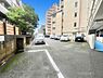 駐車場：落ち着いた雰囲気のエントランス