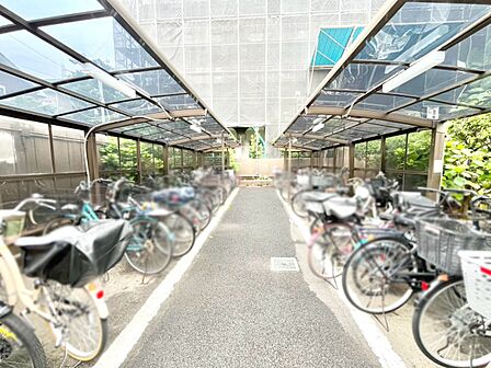 駐輪場は屋根付き