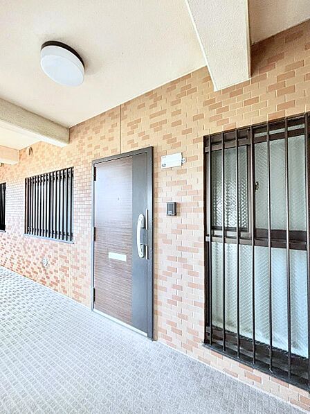 シンプルで落ち着いた雰囲気の玄関周り