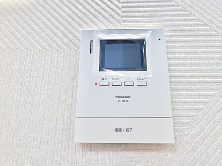 訪問者が一目でわかる安心のＴＶモニター付きインターホン。   