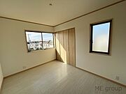 大きな窓から日差しが差し込む、明るく開放的な洋室です。