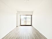 窓からのやさしい光が心地よいプライベートルーム