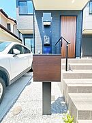 シンプルなデザインのポスト