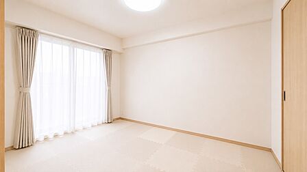 窓からのやさしい光が心地よいプライベートルーム