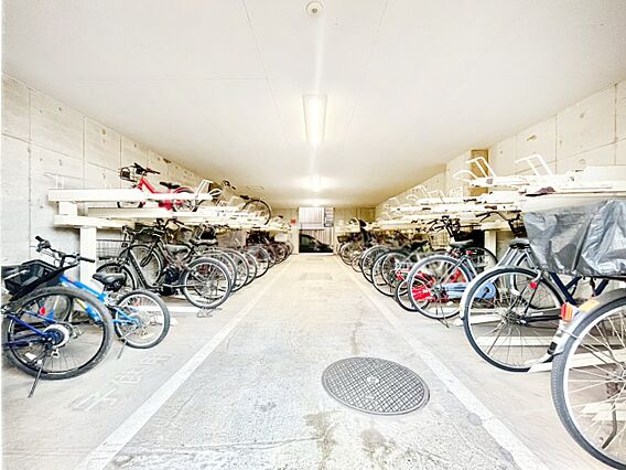 駐輪場は屋根付...