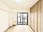 バルコニーに繋がるお部屋は開放感があります。　