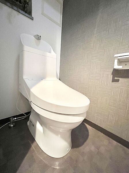 明るく清潔感のあるトイレです。