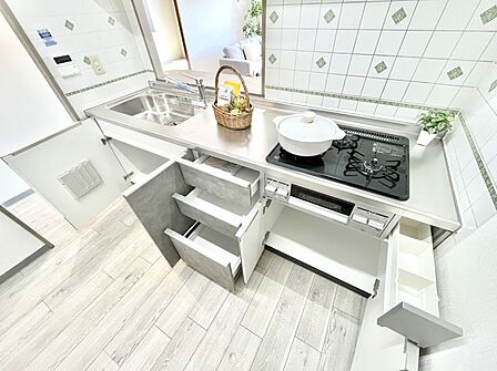 調理器具などもしっかり収納できます