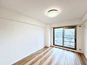 窓からのやさしい光が心地よいプライベートルーム  