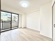 バルコニーが開放感をプラスしてくれる洋室  