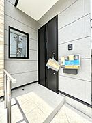 大切な家族、来客を出迎える玄関。