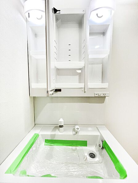 三面鏡の裏に、化粧品や衛生用品などを収納可能。洗面台をすっきりと保ちます!