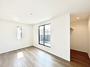 ウォークインクローゼットがあるお部屋！季節ごとの入れ替えも不要で便利です。 