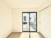 リビングと隣り合っている和室。ほっと一息できる和の空間も忘れずに。 