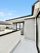 暖かな陽光が降り注ぐバルコニーはお洗濯におすすめ。爽やかな風も心地よいです。