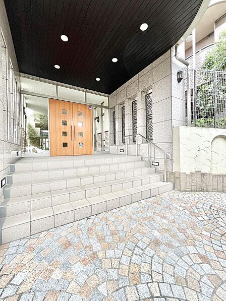外観 綺麗なエントランスは、居住者を優しく迎えいれてくれます