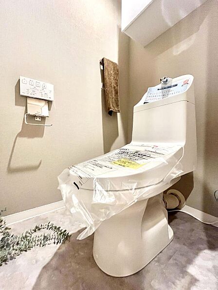 明るく清潔感のあるトイレです。