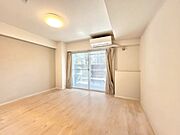 バルコニーに繋がるお部屋は開放感があります。