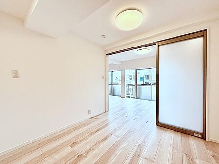 リビングに隣接した洋室。引き戸を開放するとリビングと繋がる憩いの空間に変身!
