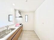 爽やかな風が通り抜けるキッチン。窓があるので明るく換気にも役立ちます。