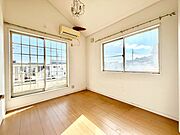 明るいバルコニーサイドに洋室を設置。目覚めの良い寝室に。 