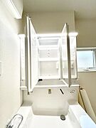 三面鏡の裏に、化粧品や衛生用品などを収納可能。洗面台をすっきりと保ちます！